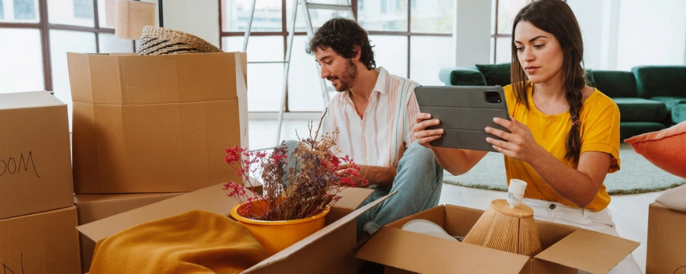 couple-packing-boxes-for-storage