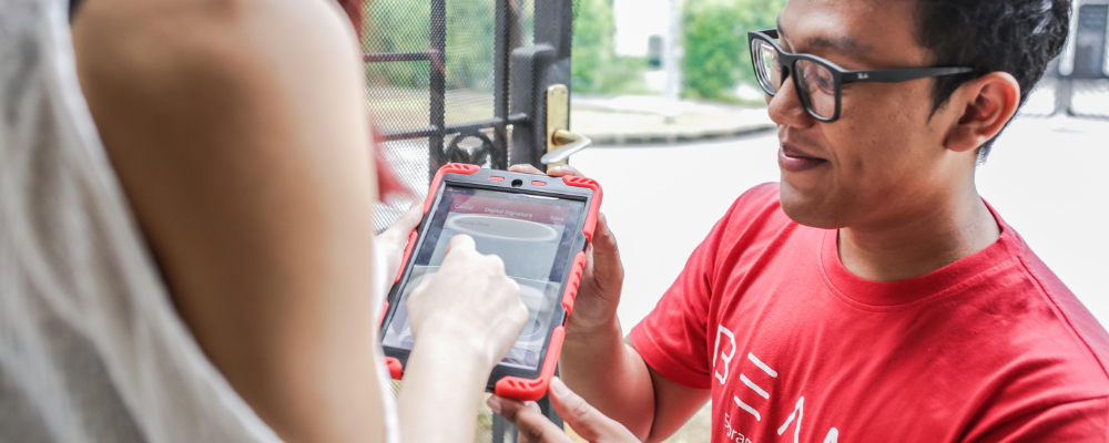 Beam crew member holding mobile device when collecting clients belongings